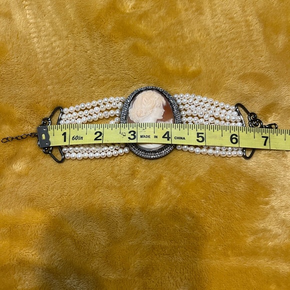 preowned freshwater pearls Cameo Bracelet - Picture 3 of 9